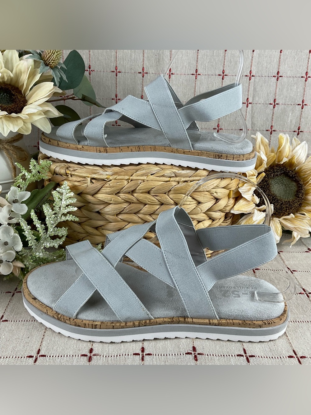B-52 Bullboxer “Primm” Sandals Light Grey Strappy Open Toe Sz 10 Stretchy Fit - Picture 3 of 5